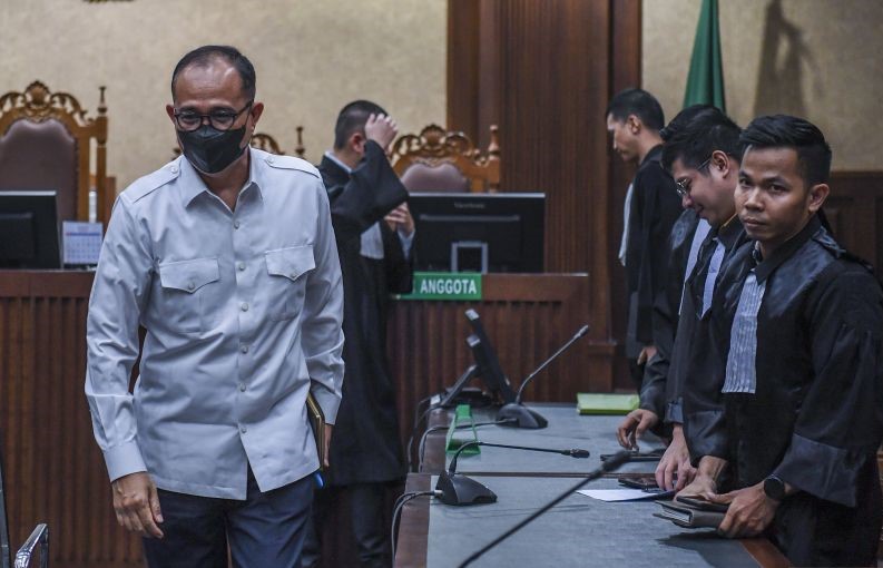 erdakwa kasus gratifikasi dan Tindak Pidana Pencucuian Uang (TPPU) Rafael Alun Trisambodo (kiri) meninggalkan ruang sidang usai menjalani sidang putusan sela di Pengadilan Tipikor, Jakarta, Senin (18/9/2023). Dalam sidang tersebut Majelis hakim Pengadilan Tipikor Jakarta menolak nota keberatan atau eksepsi yang diajukan mantan pejabat Ditjen Pajak Kementerian Keuangan Rafael Alun Trisambodo dan sidang dilanjutkan ke tahap pembuktian. (gemapos/antara)